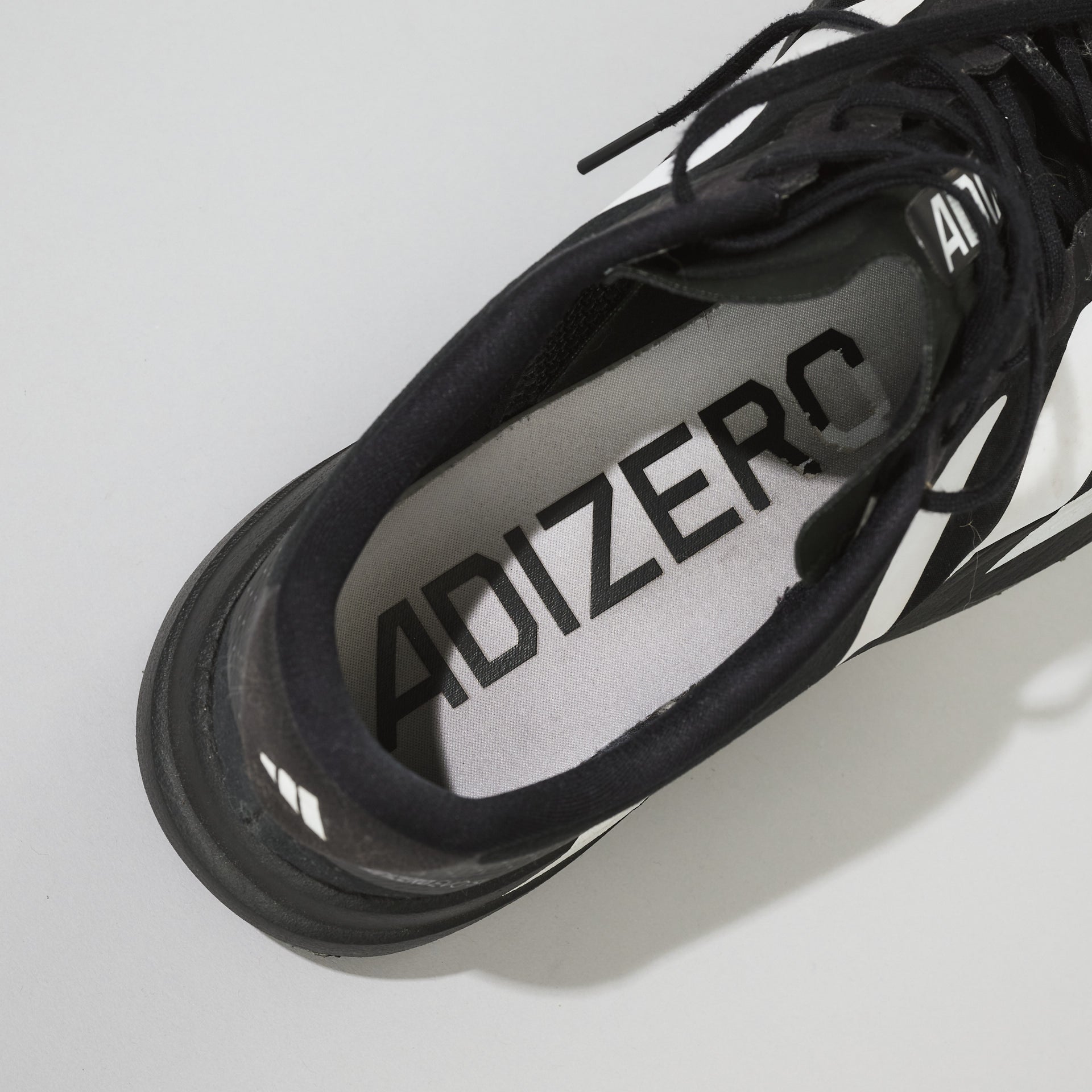 アディダス　EVO　SL WOVEN　ロゴ