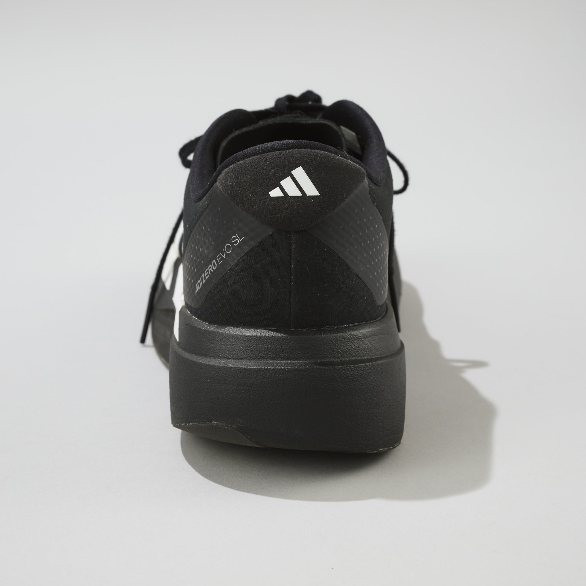 アディダス　EVO　SL WOVEN　踵ロゴ