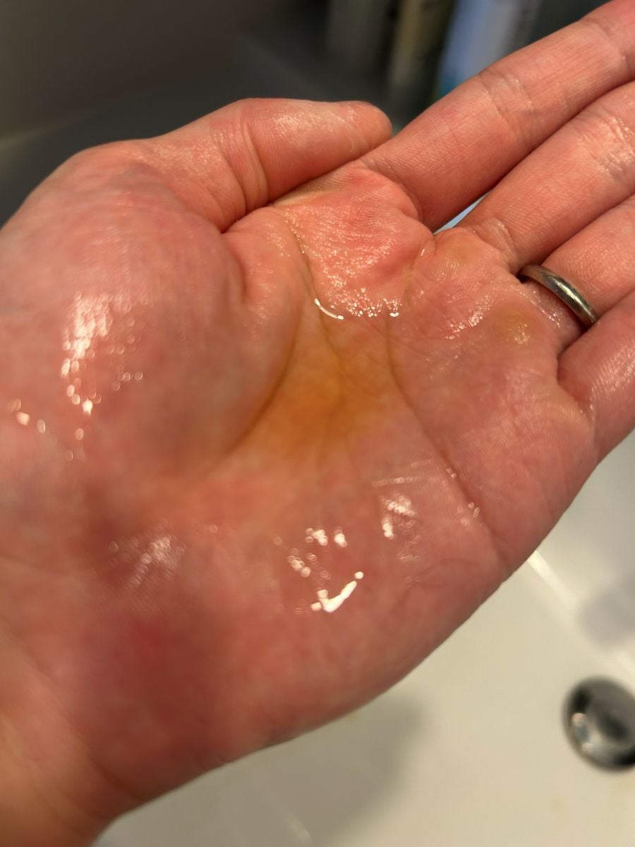 セザンヌのドクダミ化粧水手のひらに乗せた画像
