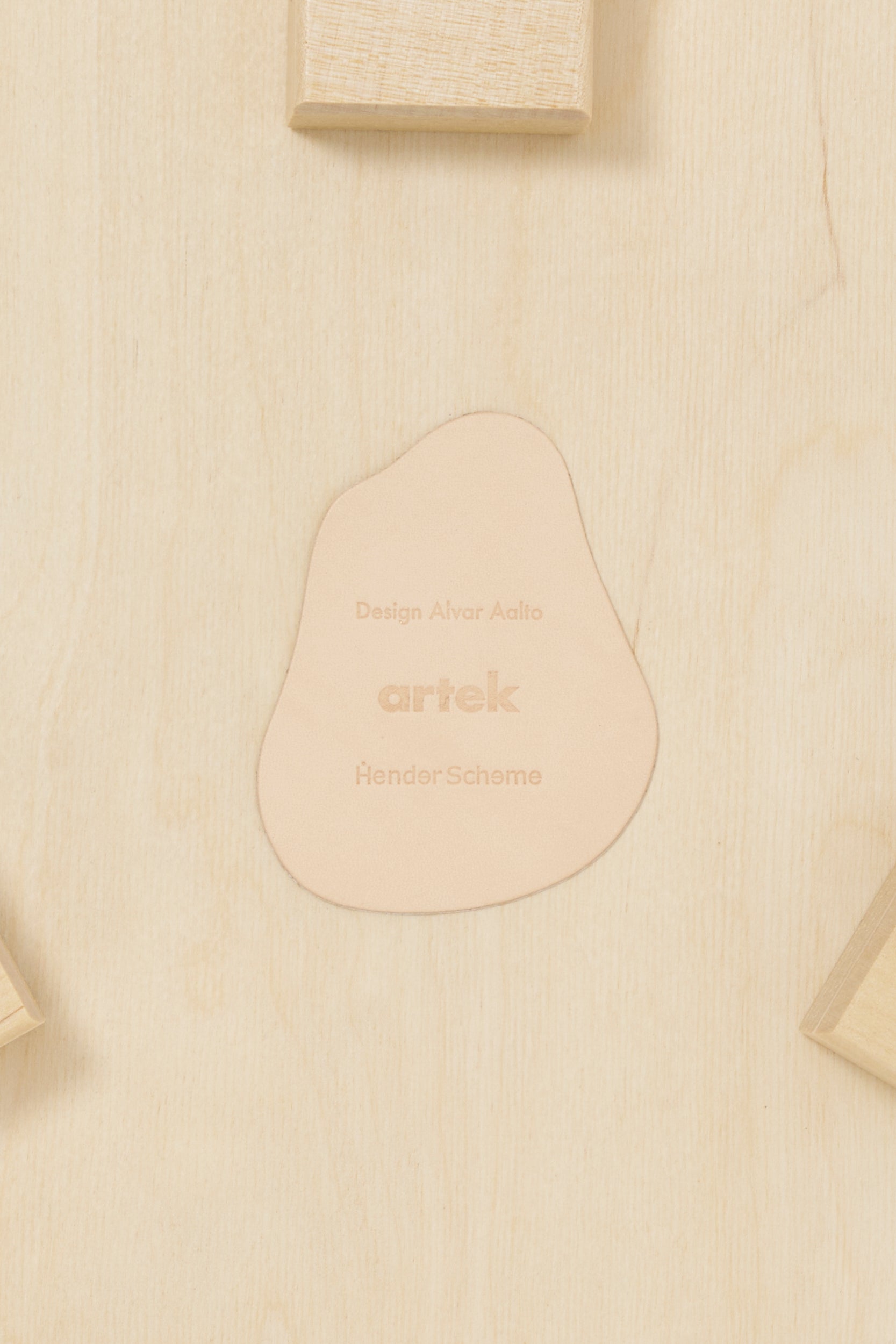 Artek + Hender Scheme　椅子　背面　ロゴ