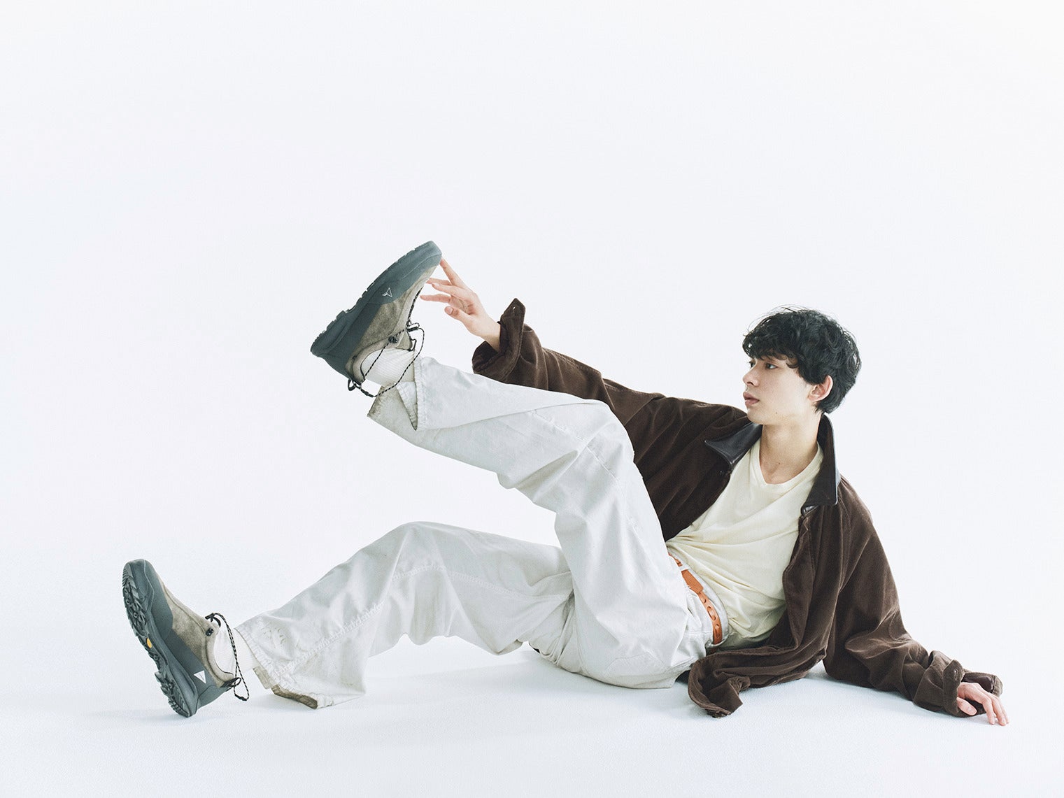 松井大奈が着用するROA &times; and wanderのスニーカー「cingino」