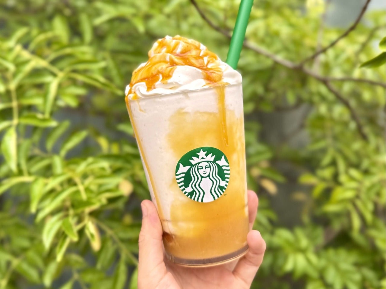 スタバ新作「とろり蜜芋 紅はるか フラペチーノ®」オススメカスタム手持ちななめ