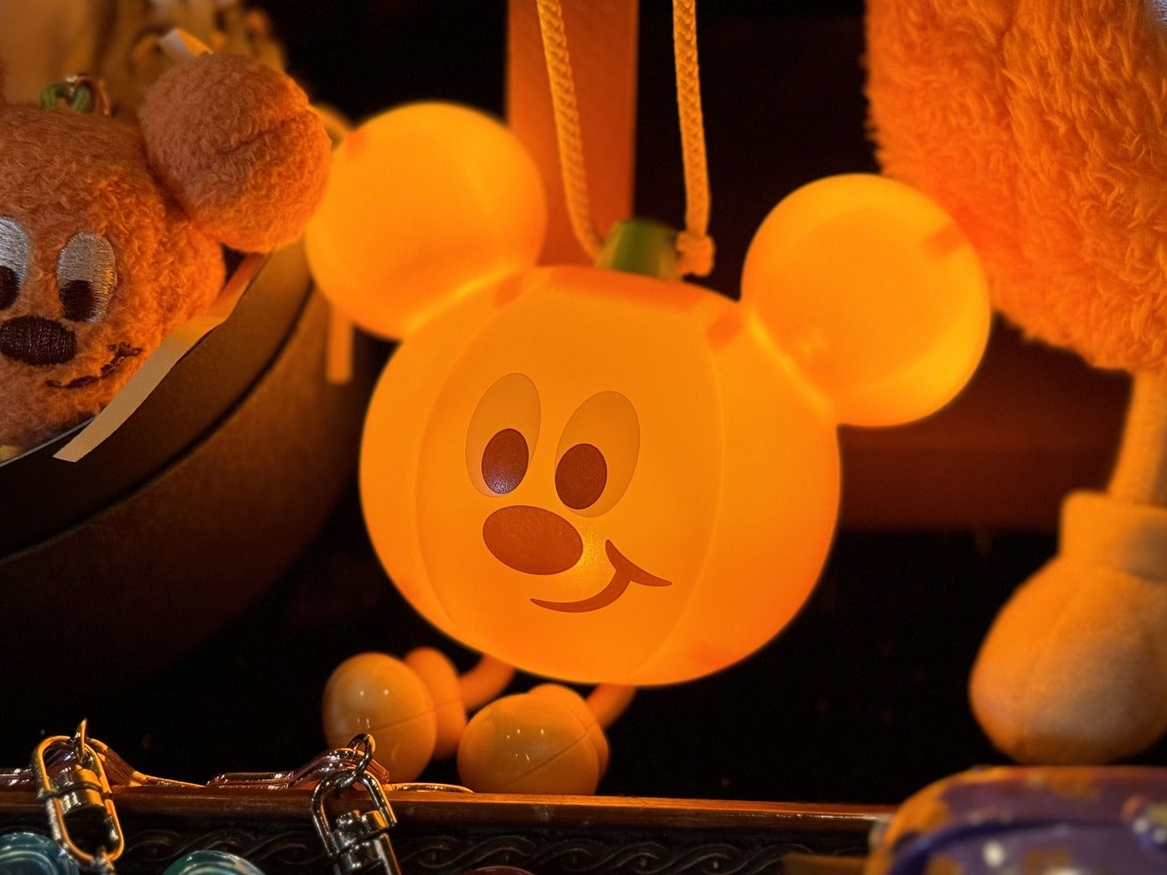 ディズニーシーハロウィングッズ「光るおもちゃ」夜