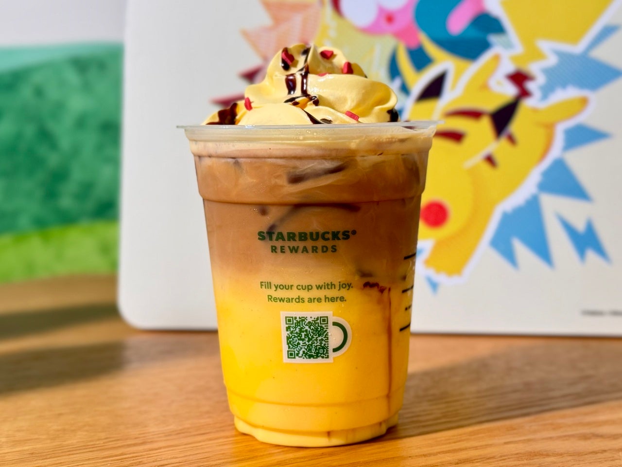 スタバ新作ポケモンコラボメニュー「ピカチュウ ハニークリーム ラテ」実物後ろ