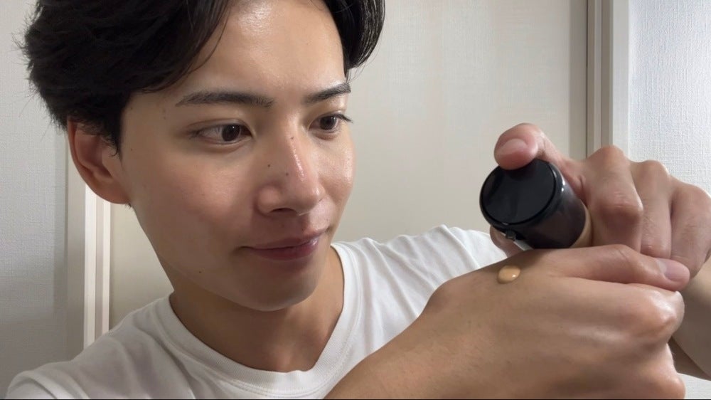 手の甲に出してのせる