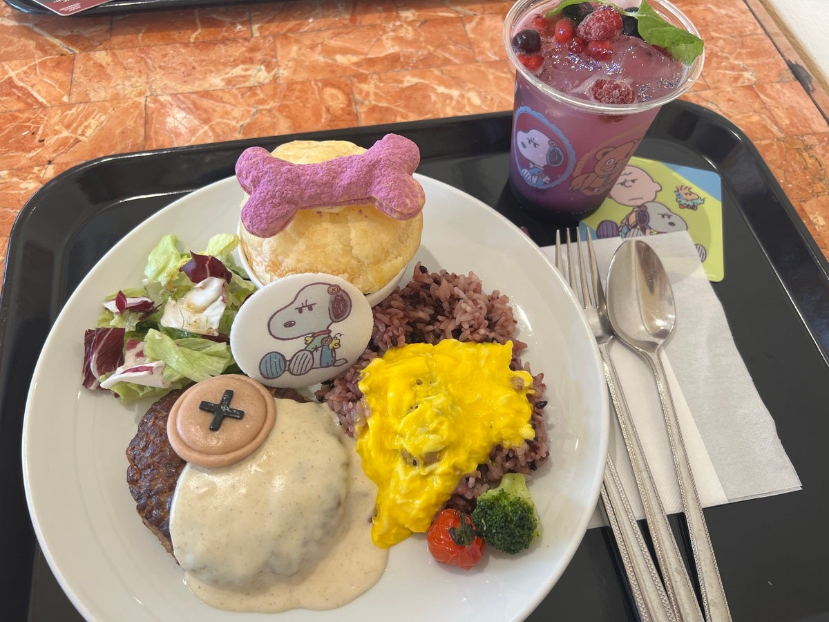 きのこクリームソースハンバーグ&オムライスプレート ¥2,600(税込) カシス&グレープソーダ ランダムコースターセット ¥900(税込)