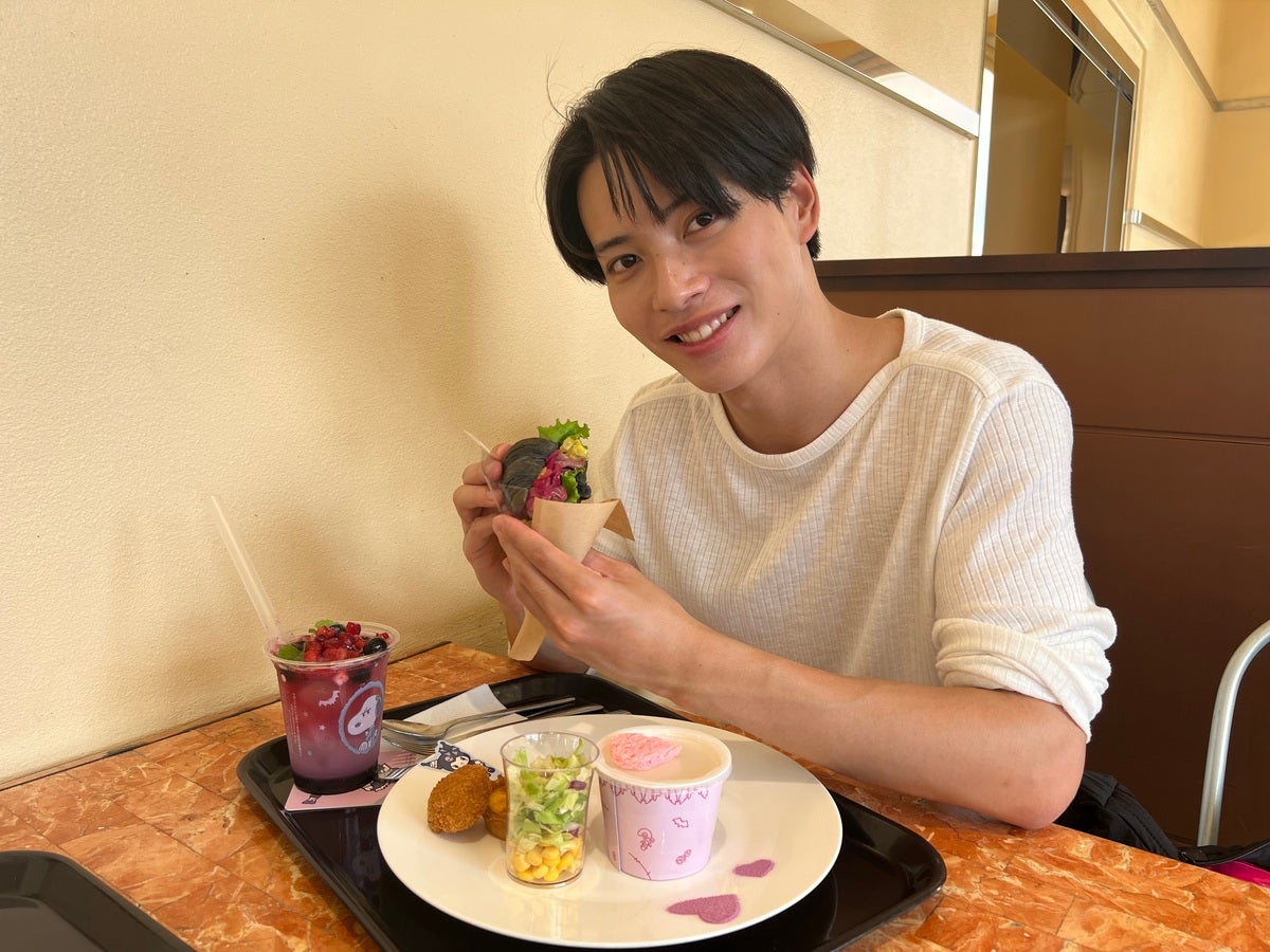 ローストビーフ・クロワッサンサンドプレート ¥2,600(税込) カシス&グレープソーダ ランダムコースターセット ¥900(税込)
