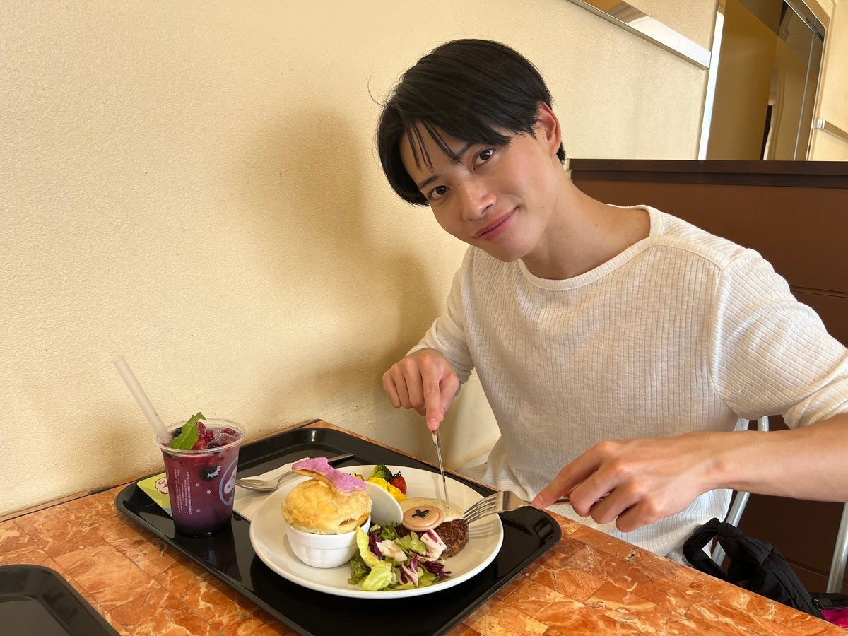 きのこクリームソースハンバーグ&オムライスプレート ¥2,600(税込) カシス&グレープソーダ ランダムコースターセット ¥900(税込)