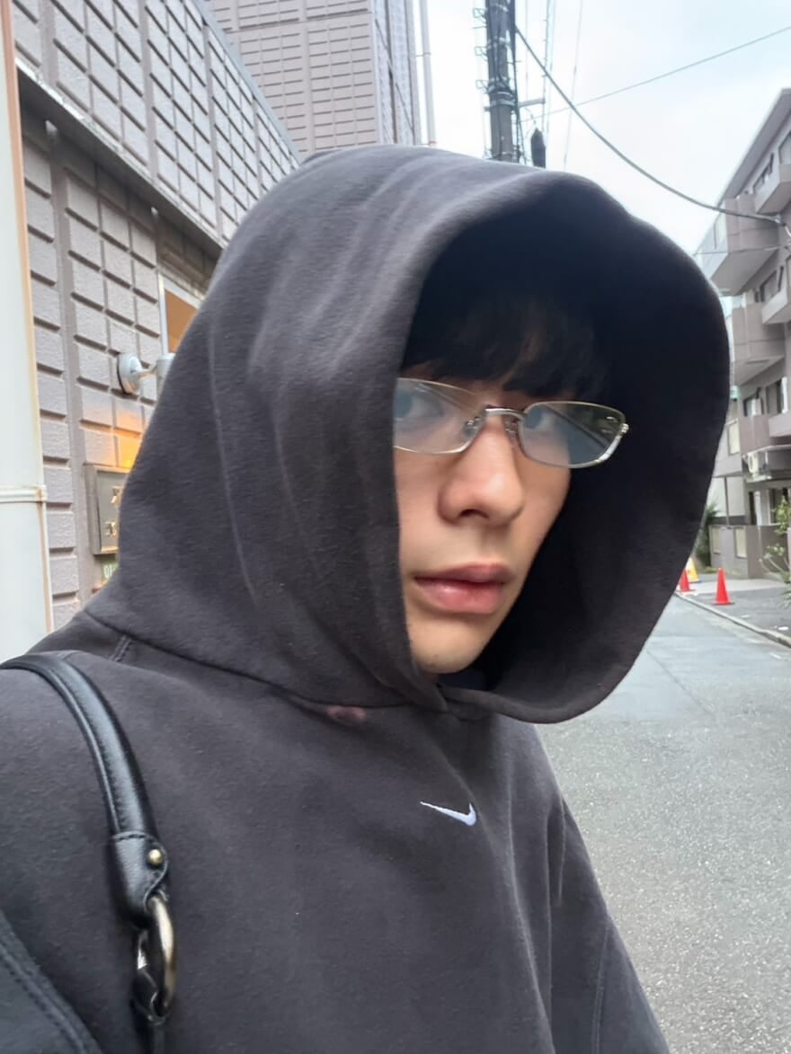 ナイキのフーディーを着る松井大奈