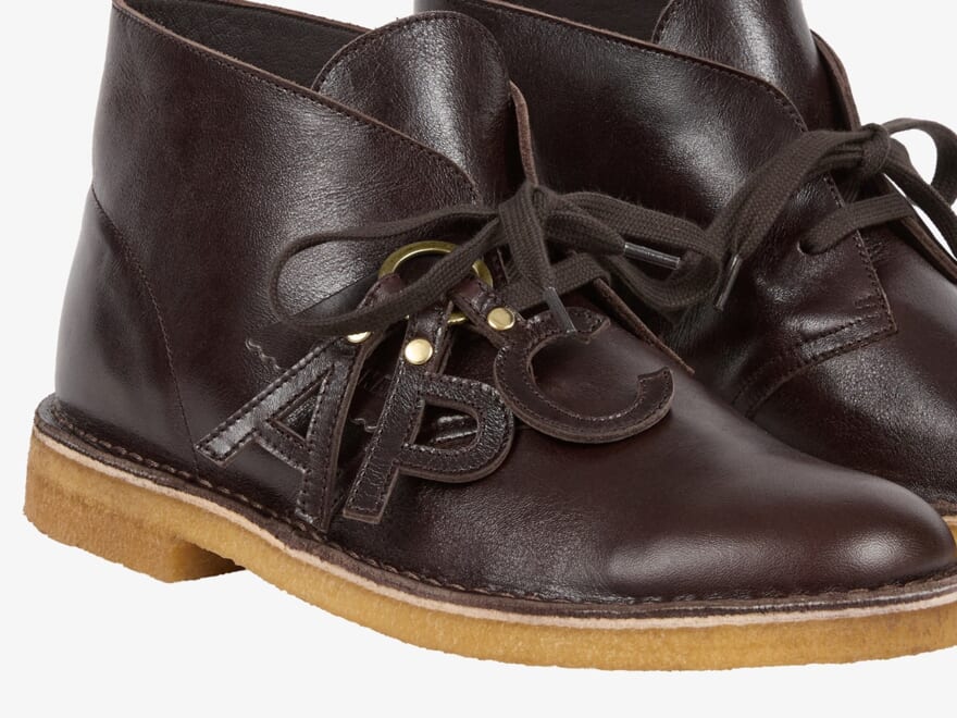 「A.P.C.」と「クラークス」の最新コラボシューズが登場!履くほどに味が出る大人の足元を彩る名作革靴!
