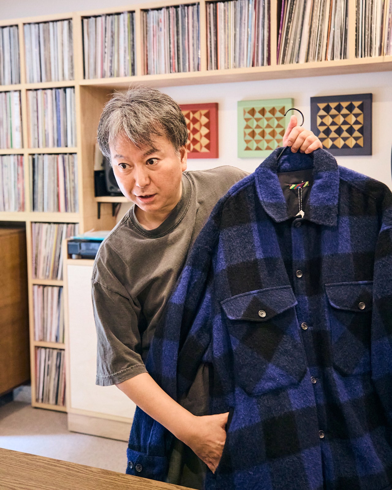 is-nessのバッファローチェックのCPOシャツとデザイナーのキシタさん