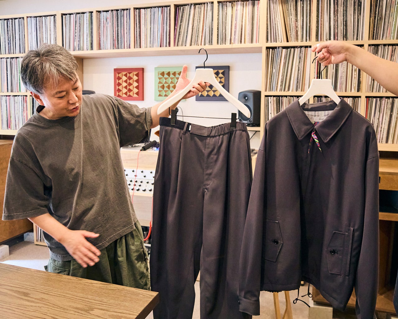 グラフペーパーとのコラボレーションについて説明するis-nessデザイナーのキシタさん2