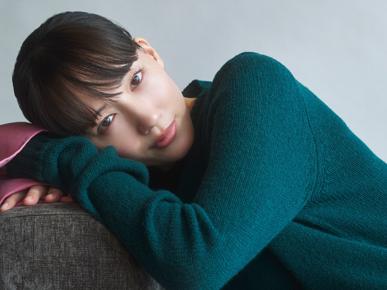 綾瀬はるかさん「違和感を持つって大事なこと。それが最初の第一歩になります」／映画『ファーストボイス』スペシャルインタビュー