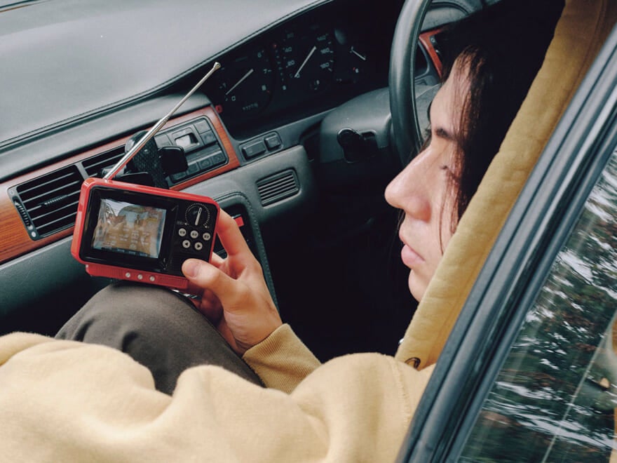旅を快適にする「ポケットサイズ名品」６選。ポータブルテレビから折りたたみサングラスまで！