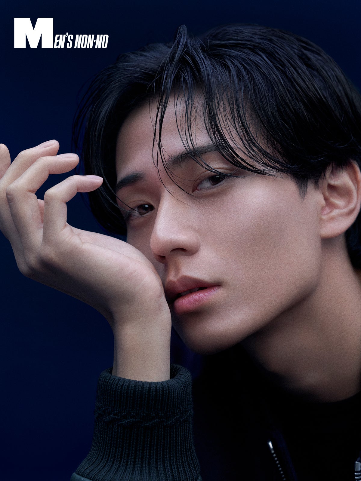 Dior「ソヴァージュ オードゥパルファン」を手首に着ける永瀬廉さん