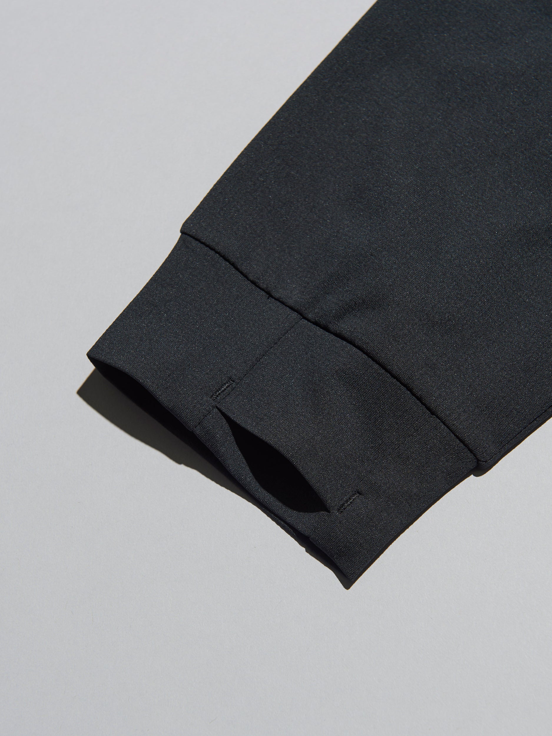 ユニクロの黒いコスパ名品／ドライEXUVカットフルジップパーカの指ぬき
