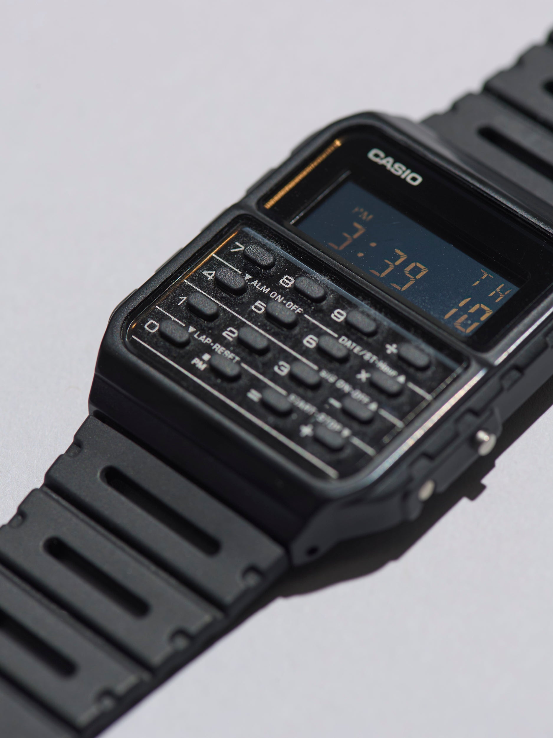CASIOの黒いコスパ名品/CA-53WF-1BJF フェイス