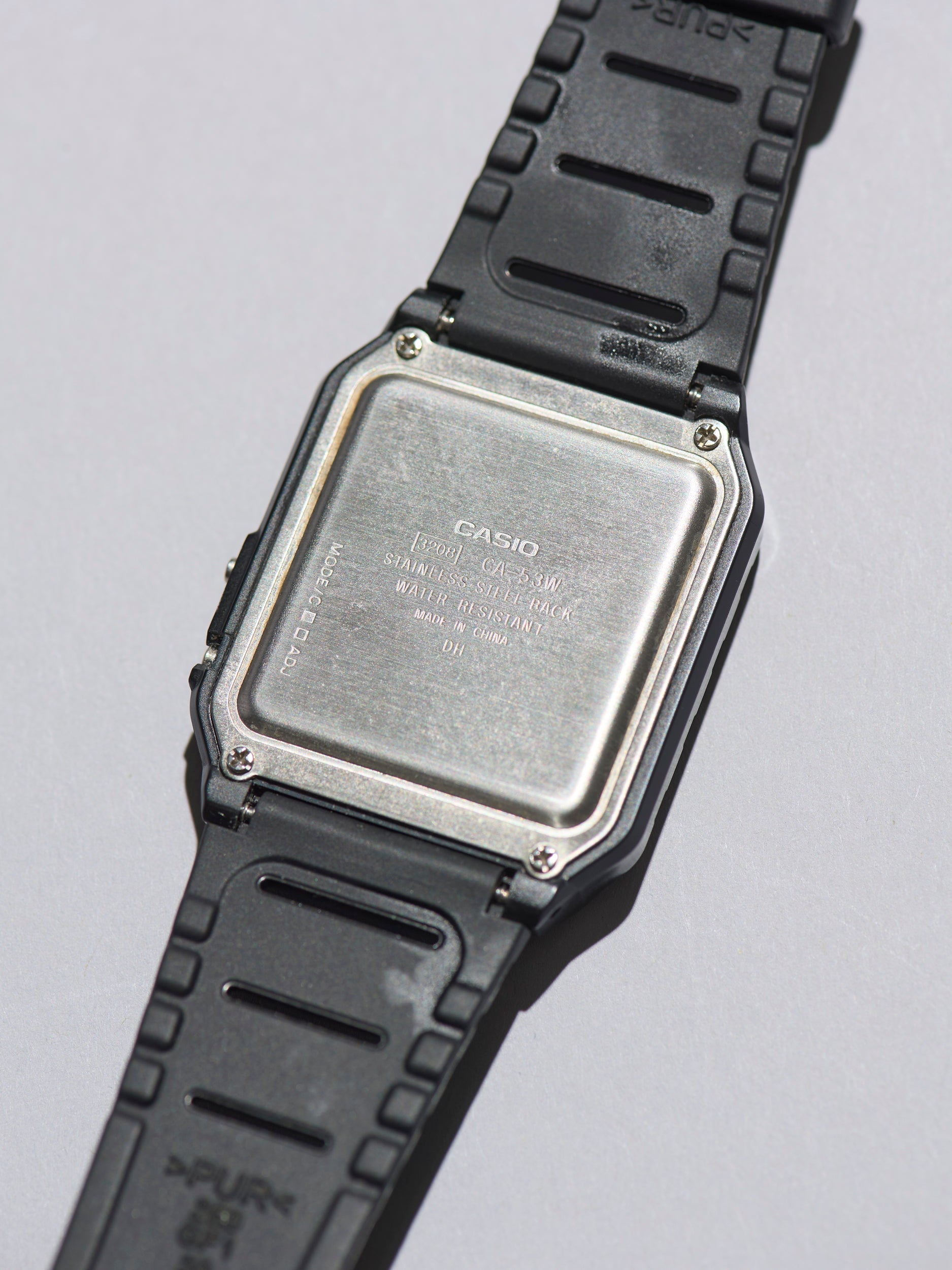 CASIOの黒いコスパ名品/CA-53WF-1BJF 裏蓋