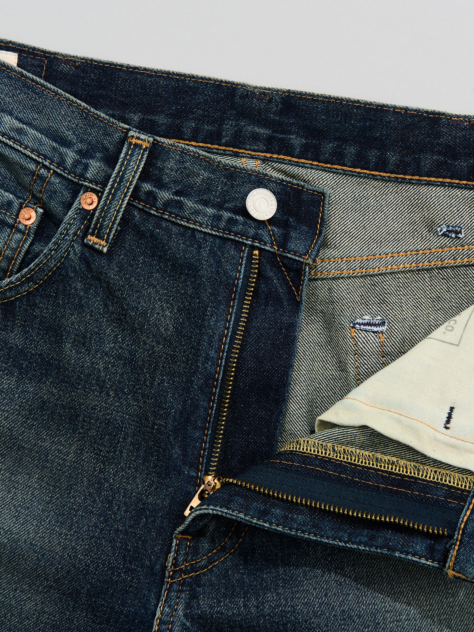 Levi’s®の「517™ ブーツカット ジーンズ ミディアムインディゴ」のフロント