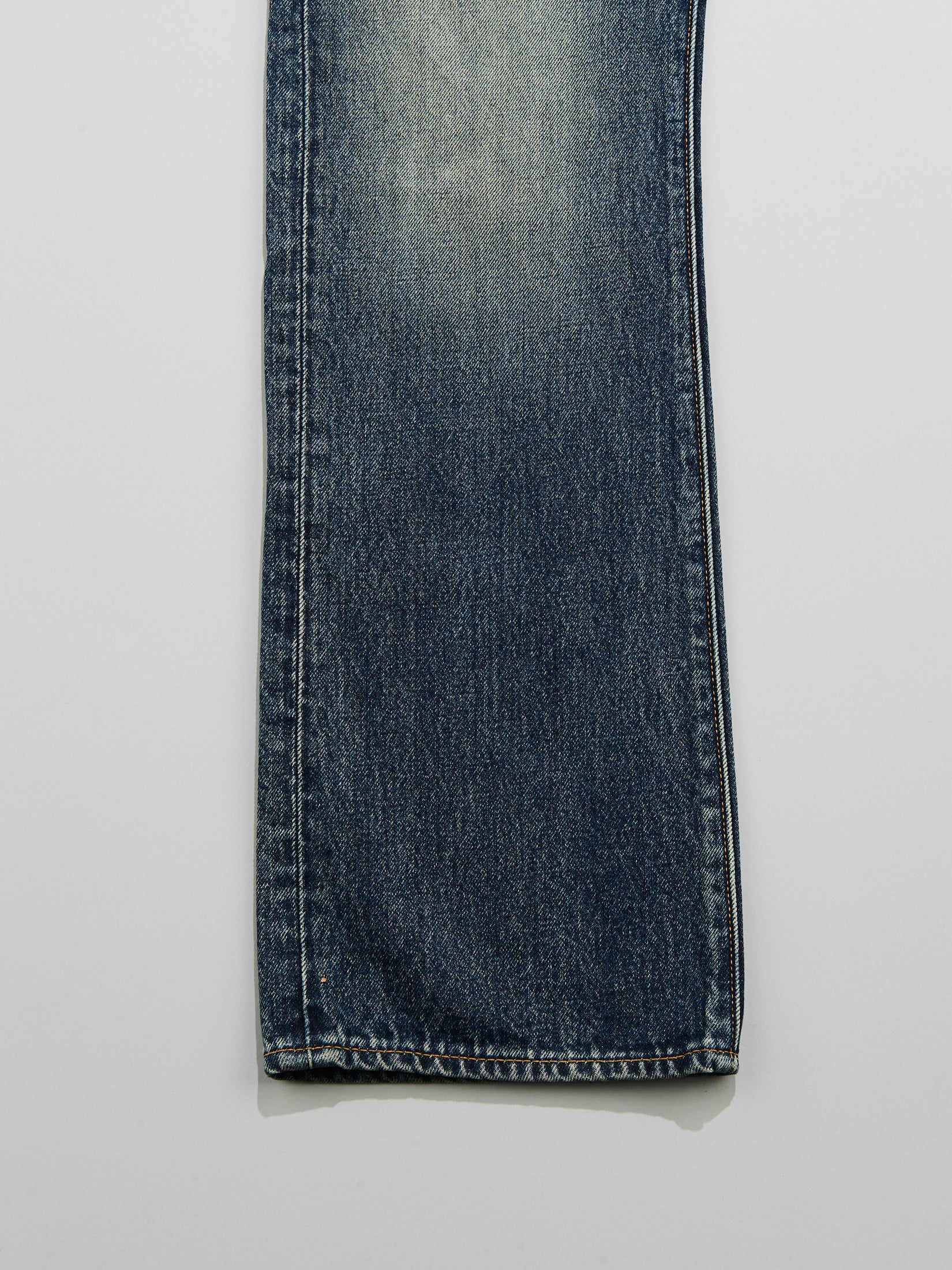 Levi’s®の「517™ ブーツカット ジーンズ ミディアムインディゴ」の裾