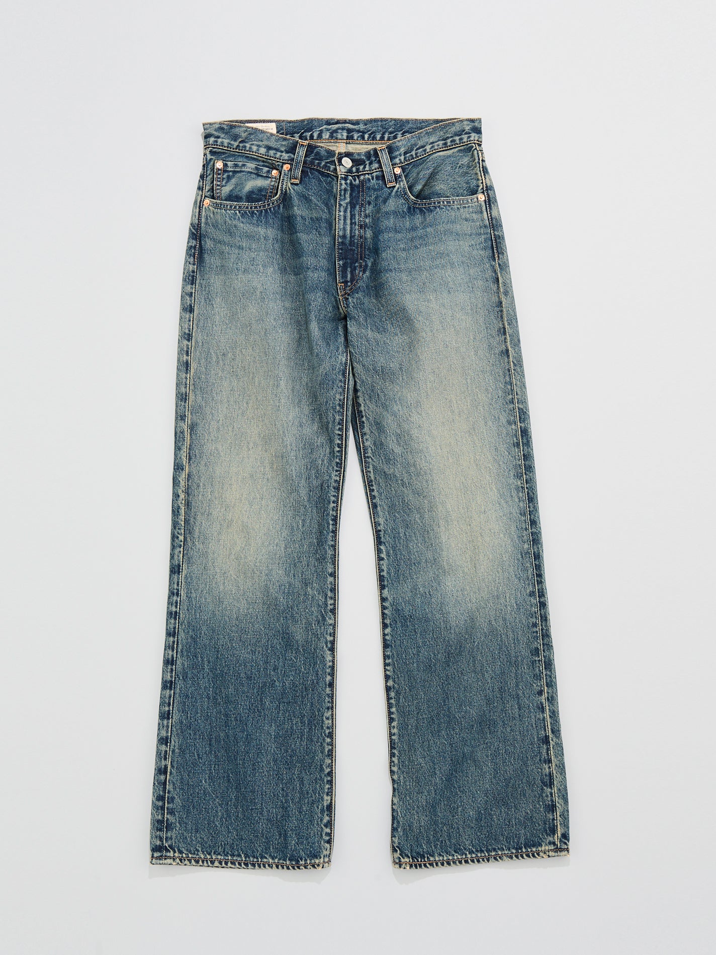 Levi’s®の「567™リラックスフレア ジーンズ ミディアムインディゴ」