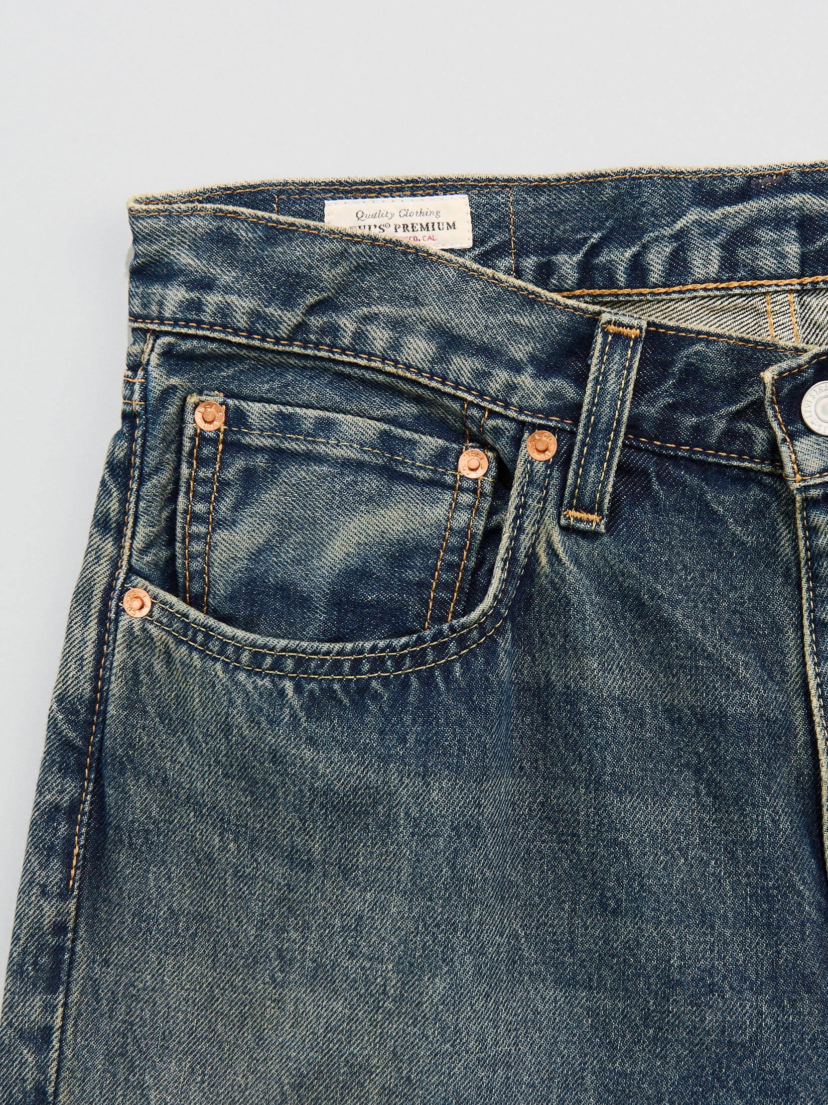 Levi’s® の「567™リラックスフレア ジーンズ ミディアムインディゴ」のコインポケット