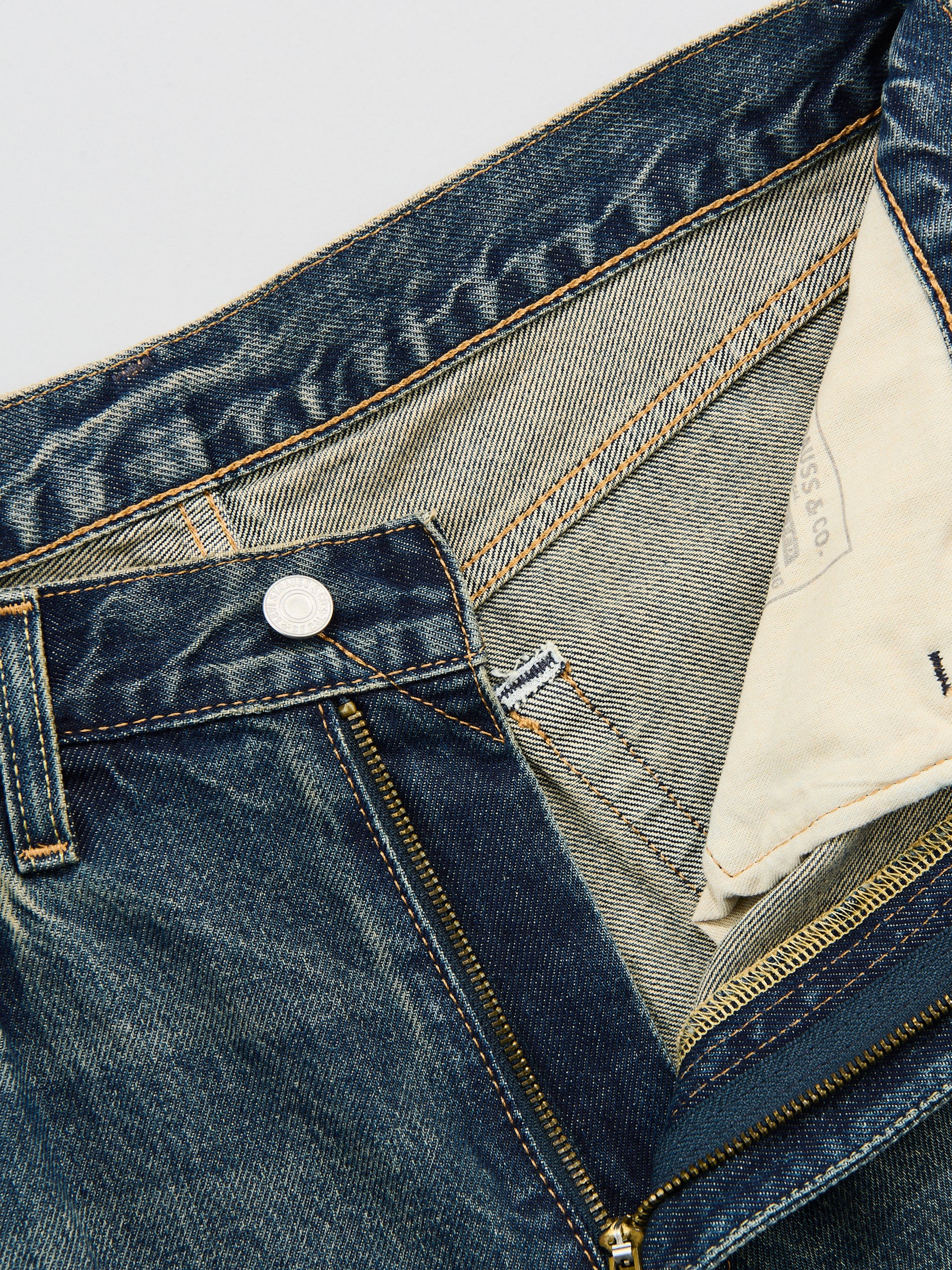 Levi’s® の「567™リラックスフレア ジーンズ ミディアムインディゴ」のフロント