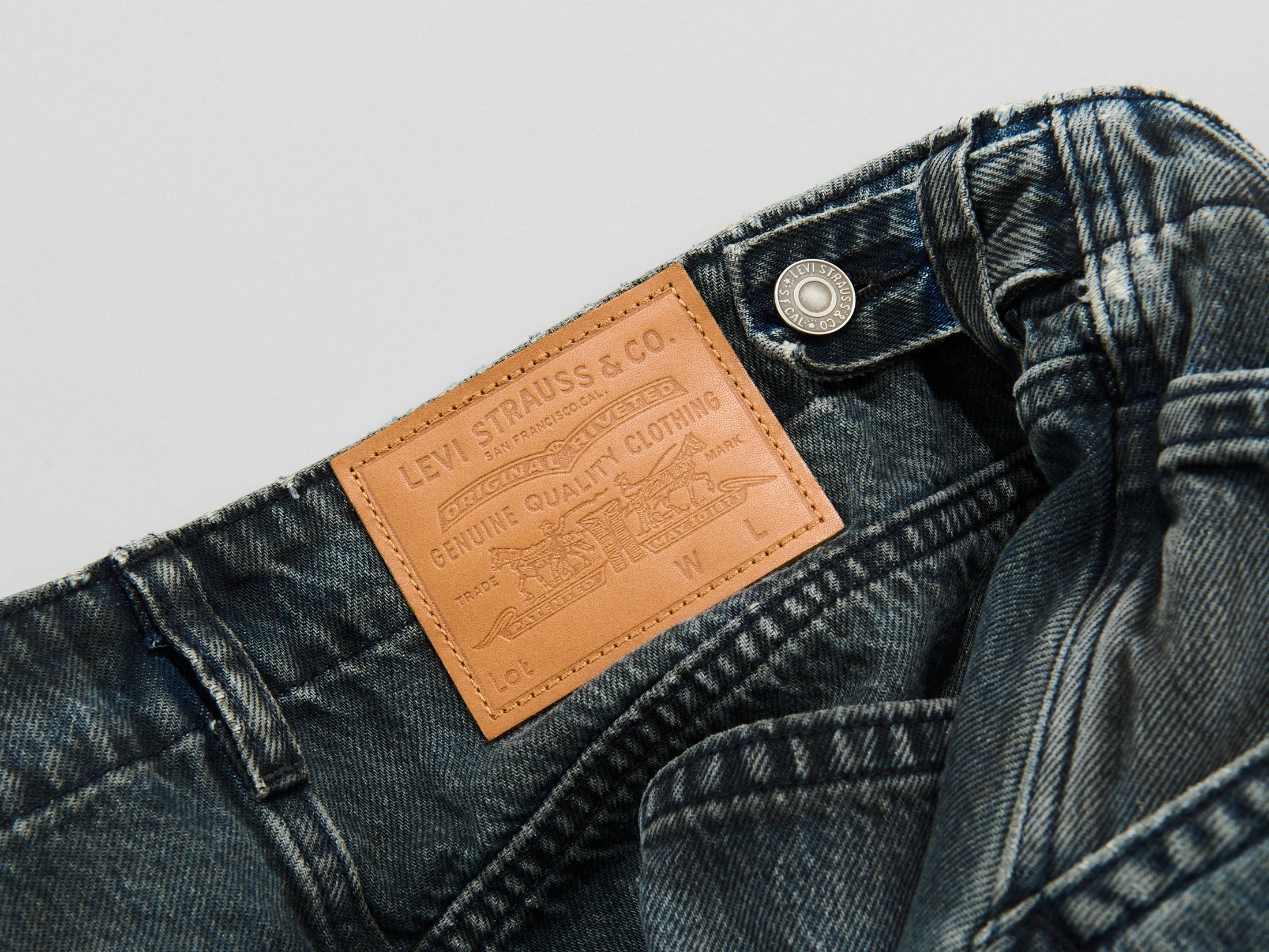 ついに「リーバイス®」にもバレル！ “カーブ＆テーパード”が秋トレンドすぎて。[Levi’s® BAGGY バレルジーンズ]【新作デニム図鑑_2026AW】