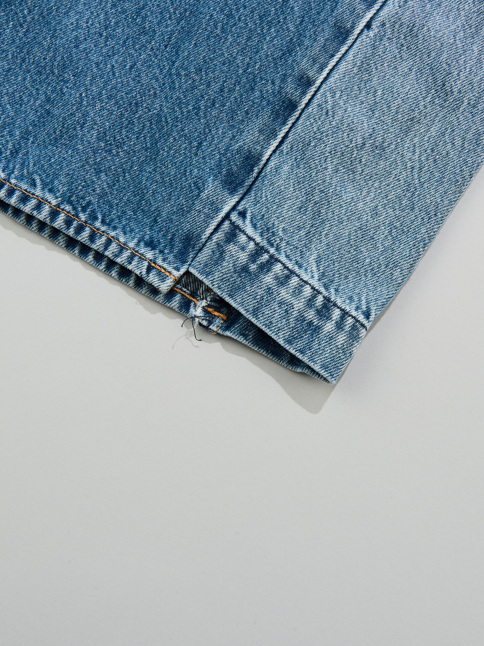 Levi's 「BAGGY WIDE LEG ジーンズ」の裾