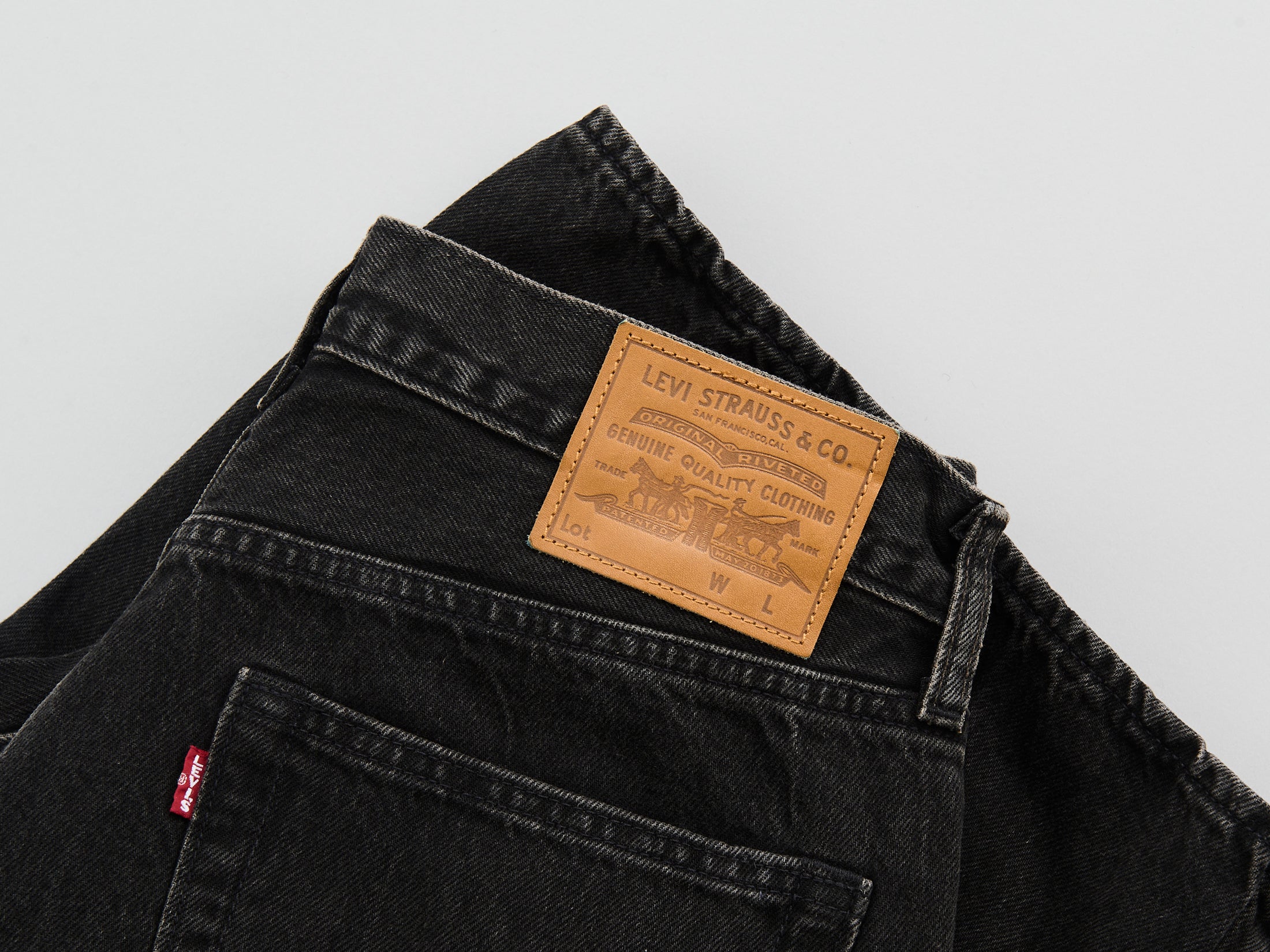 「リーバイス®」で新しいバギーシルエットを発見！オールブラックに奥行きを生む名作。[Levi’s® BAGGY WIDE LEG ジーンズ]【新作デニム図鑑_2026AW】