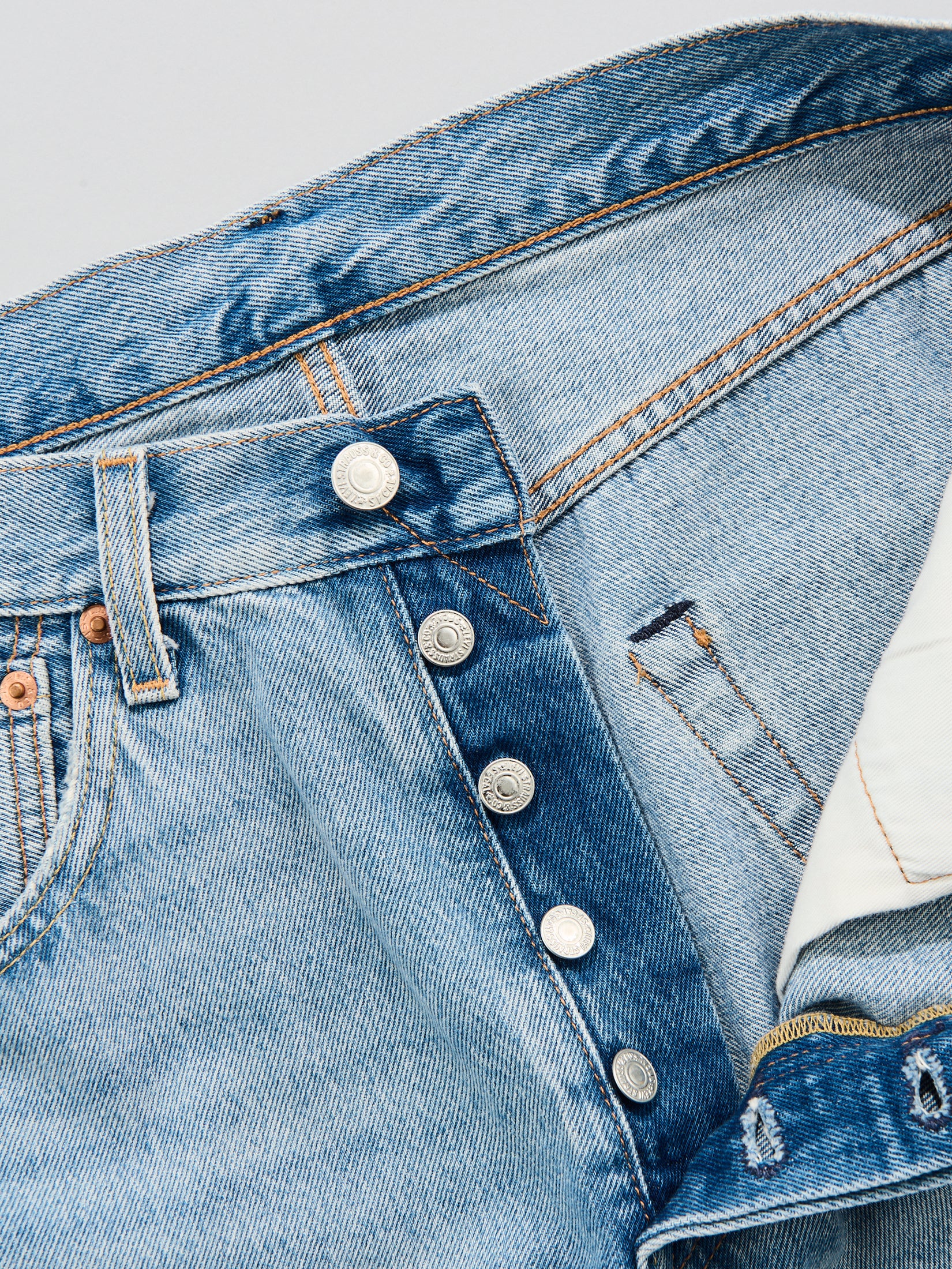 Levi&rsquo;s&reg;の「501&reg; LOOSE ジーンズ ライトインディゴ」のフロント