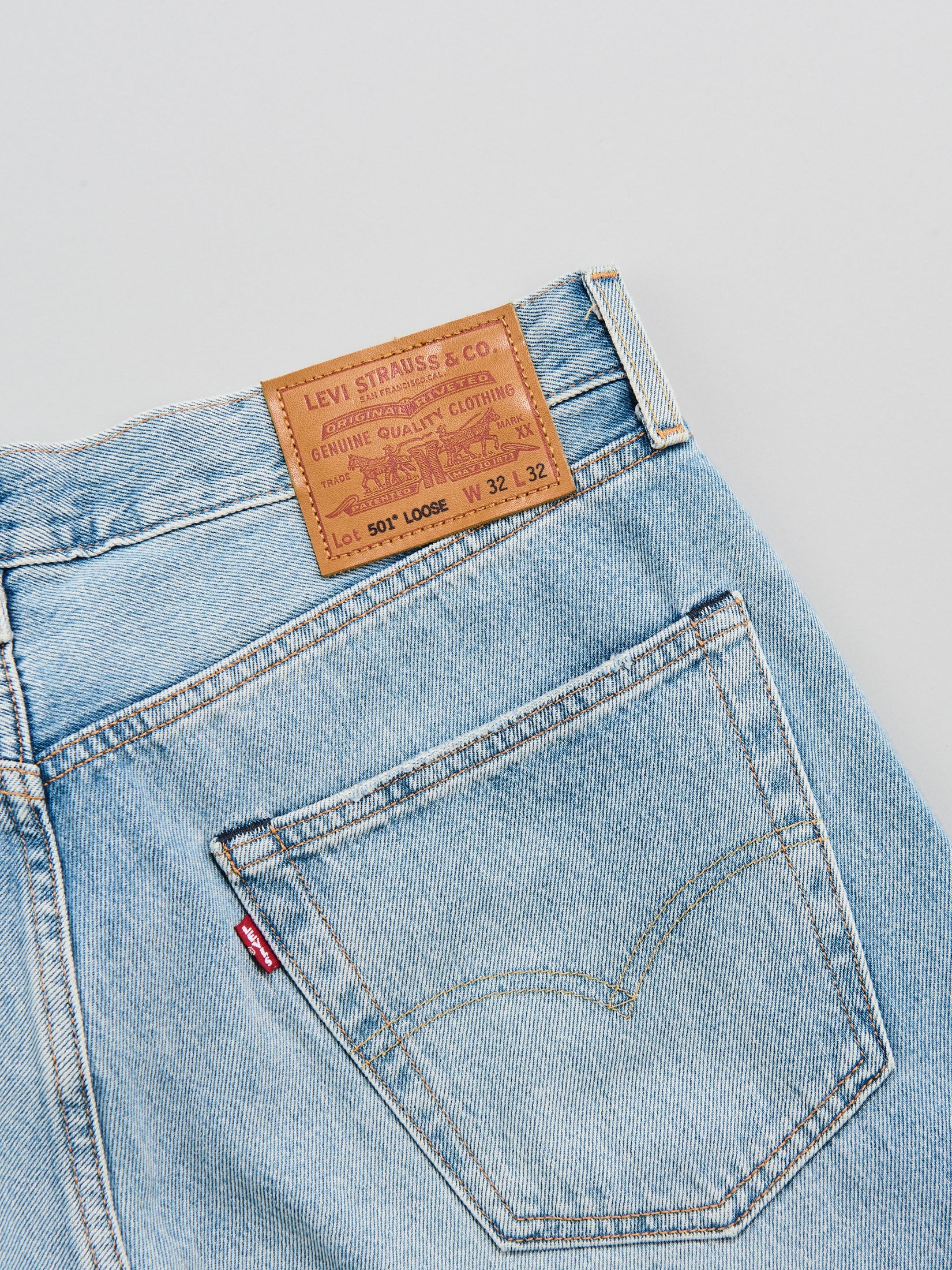 Levi&rsquo;s&reg;の「501&reg; LOOSE ジーンズ ライトインディゴ」のバック