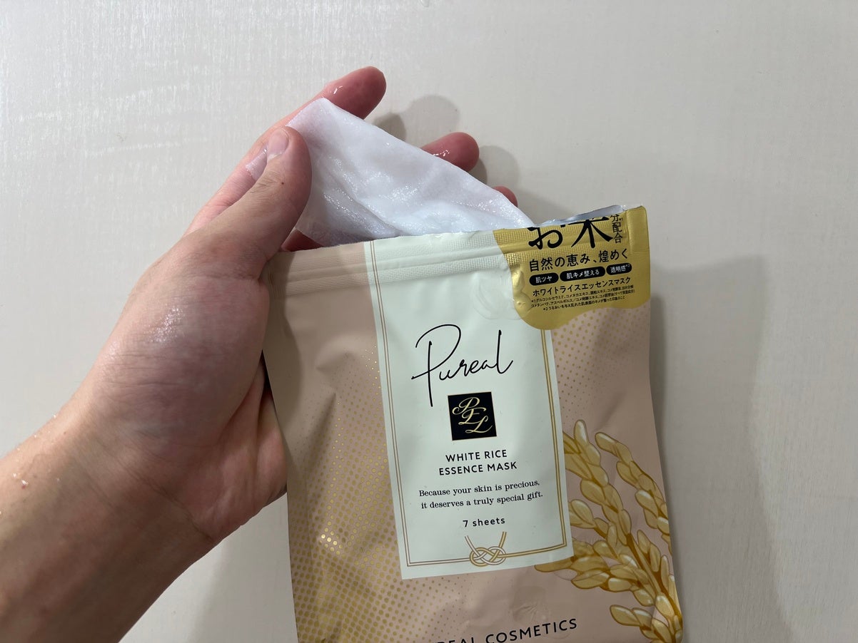 ピュレア「ホワイトライスエッセンスマスク」 取り出すところ