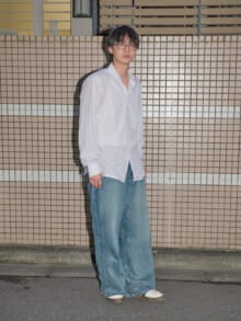 [豊田 裕大] 破れそうなくらい愛用している「アディダス」のスニーカーを合わせた秋の大人デニムスタイル！【メンズノンノモデルの私服スナップ】