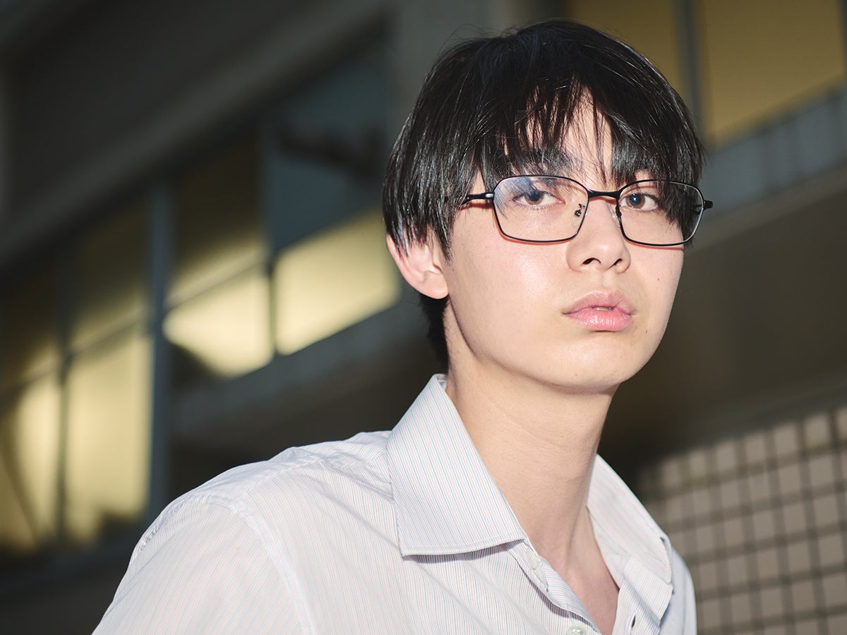 [豊田 裕大] 破れそうなくらい愛用している「アディダス」のスニーカーを合わせた秋の大人デニムスタイル！【メンズノンノモデルの私服スナップ】