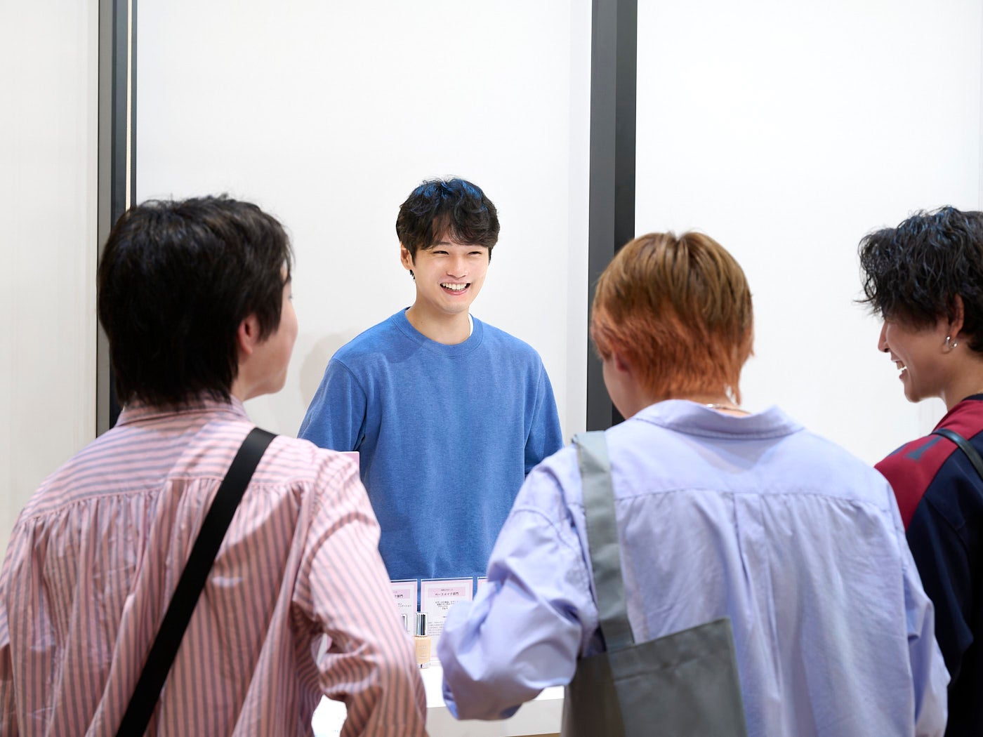 来場者と話す専属モデル・中川大輔
