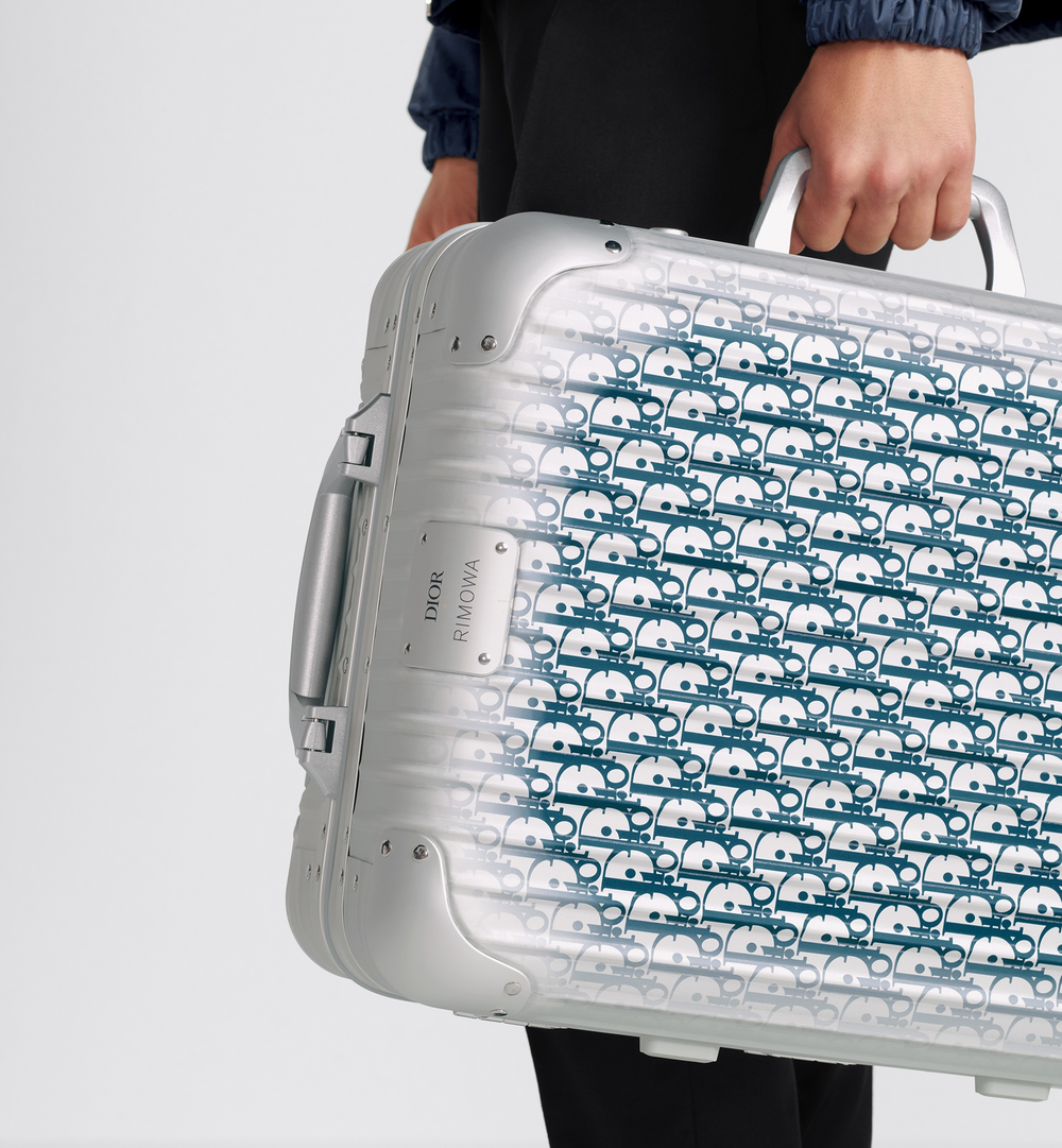 DIOR AND RIMOWA キャリーオン スーツケース グラデーションブルー 着画
