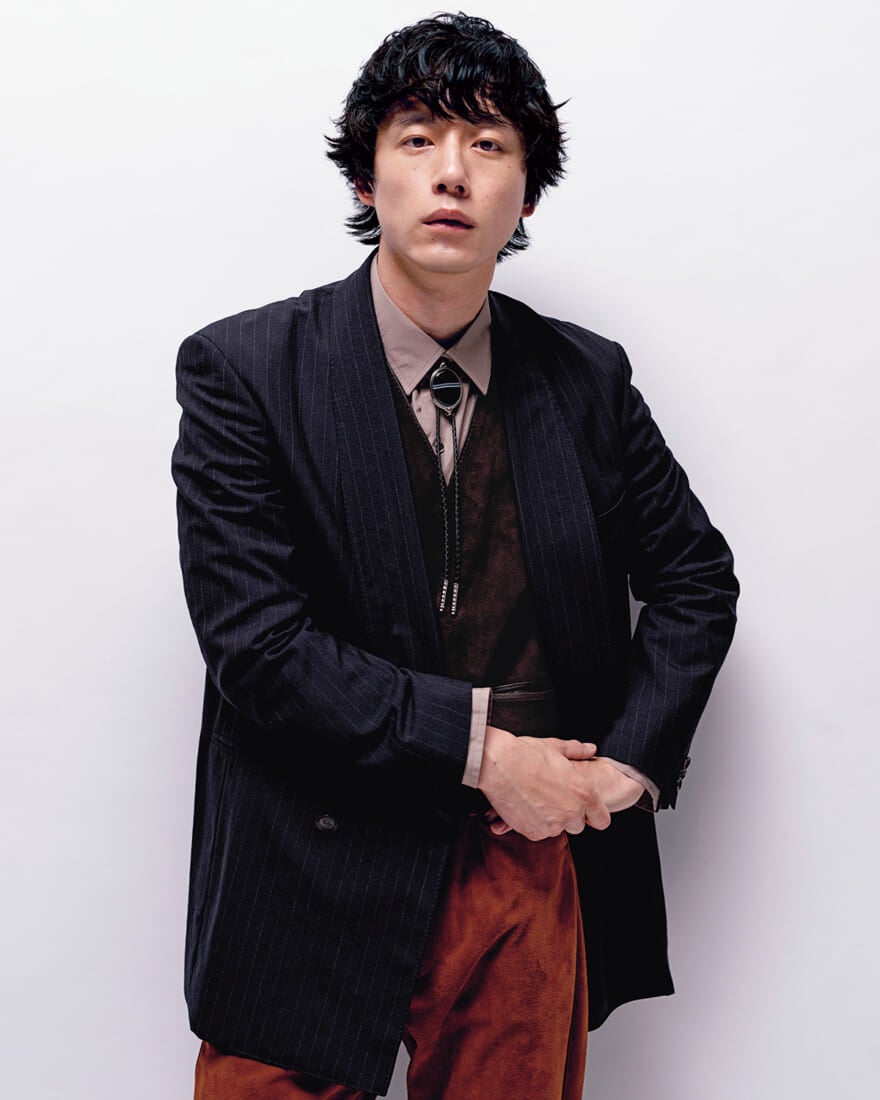 テーラードスタイルの坂口健太郎　3