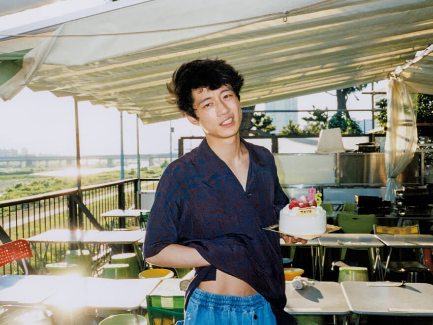 片手にケーキを持つ坂口健太郎
