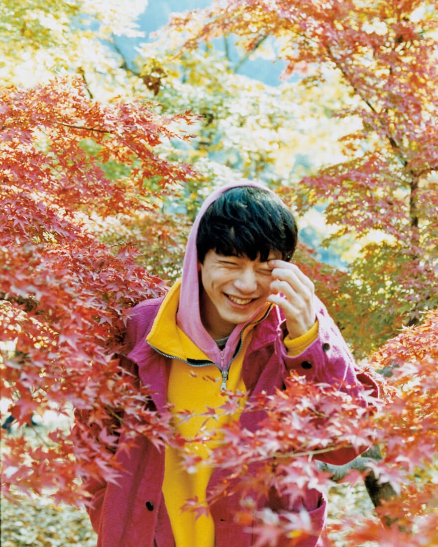 紅葉に囲まれた坂口健太郎
