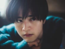 写真家・高橋ヨーコが撮る、鈴鹿央士。初対面のふたりが写真を通して見つけたものとは？