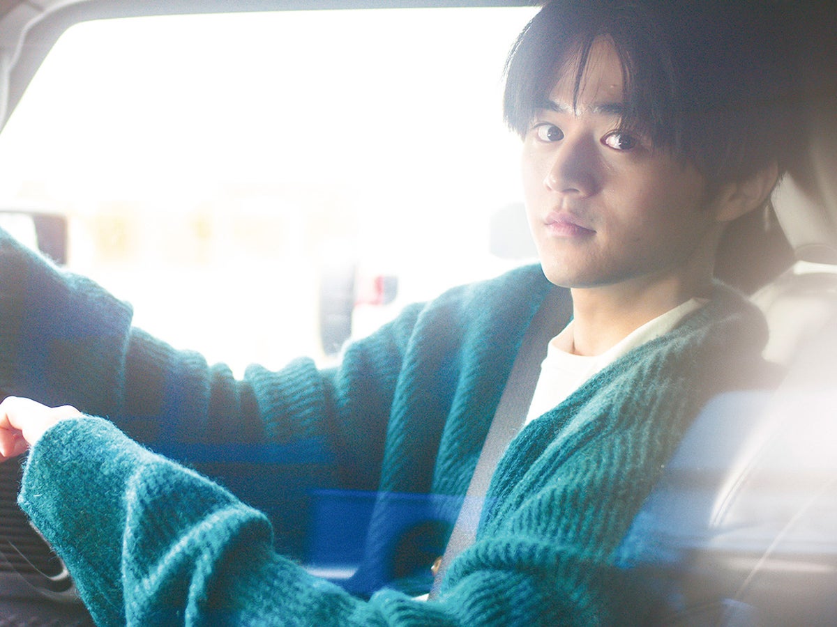 車の運転席に座る鈴鹿　２