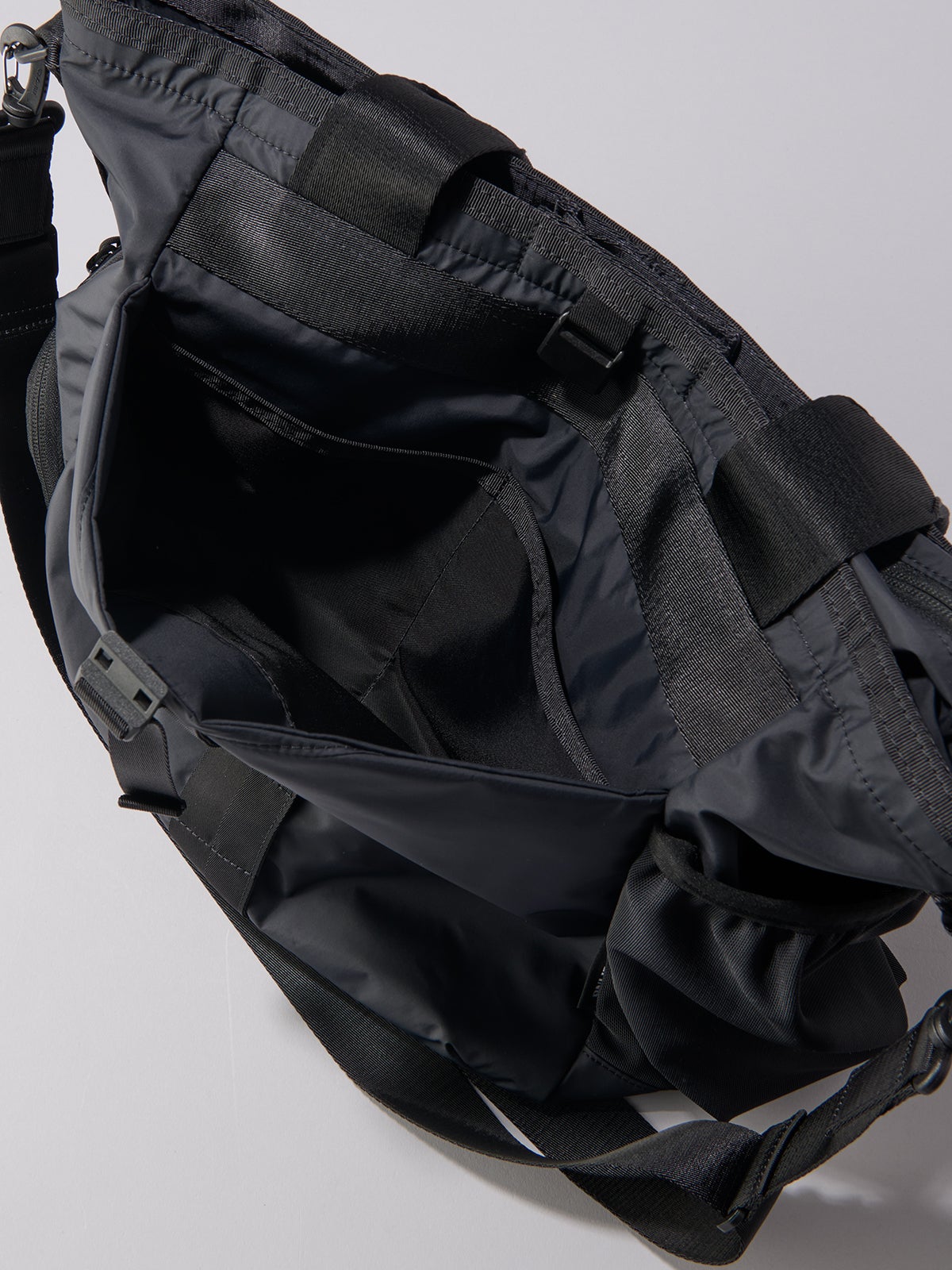 ブリーフィングのジムトートのフロントポケット