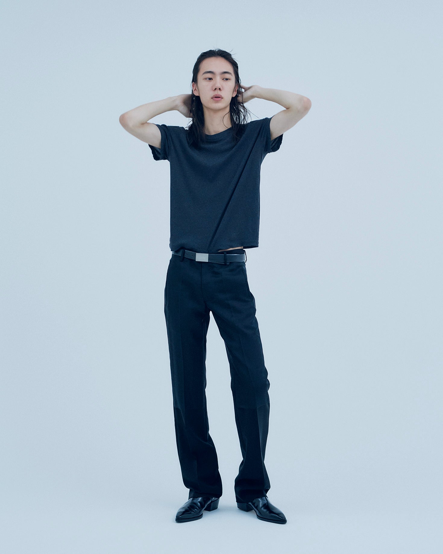 籠宮 壮太朗が着用するKO TAKAHASHIのTシャツ、パンツ、ベルト、ブーツ