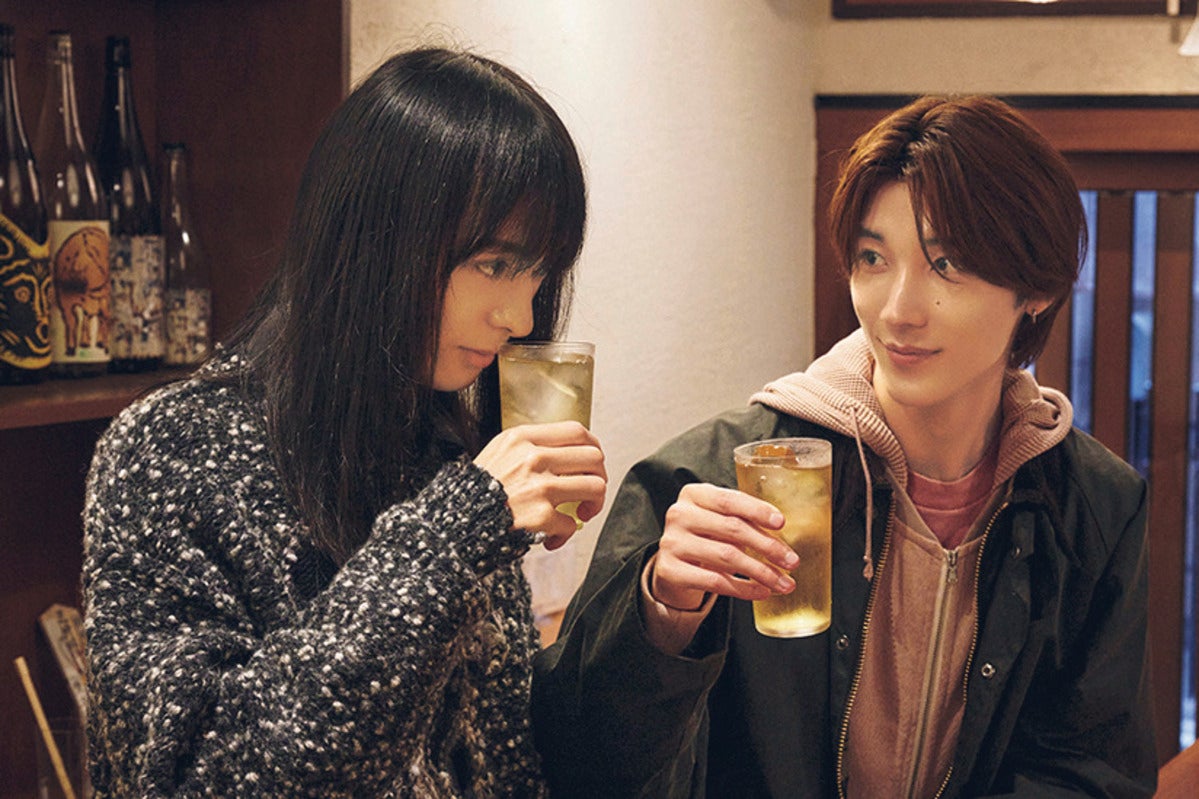 中国茶割りで乾杯する四坂亮翔と海谷遠音