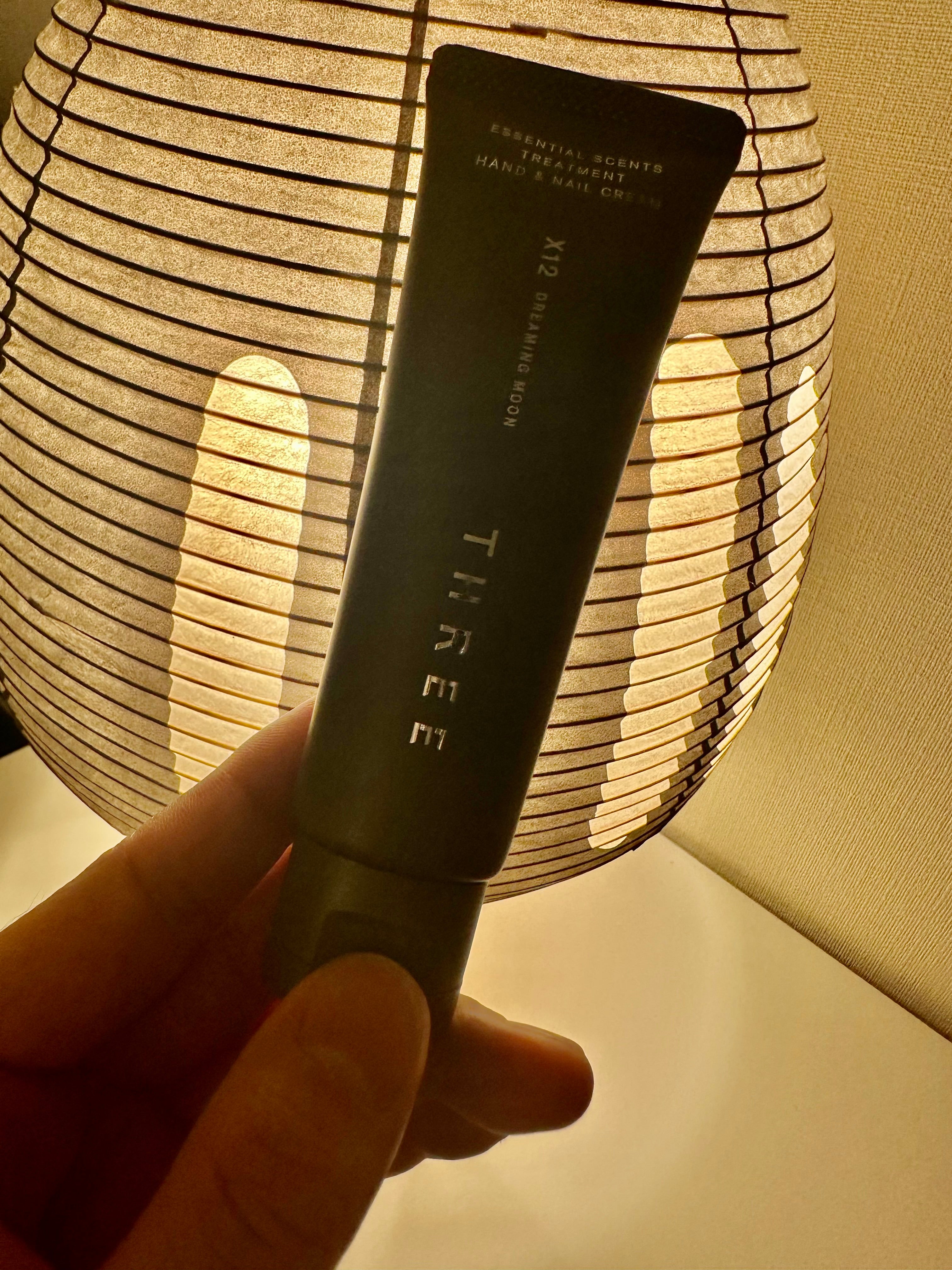 THREE　エッセンシャルセンツ　トリートメント ハンド＆ネイル クリーム　枕元