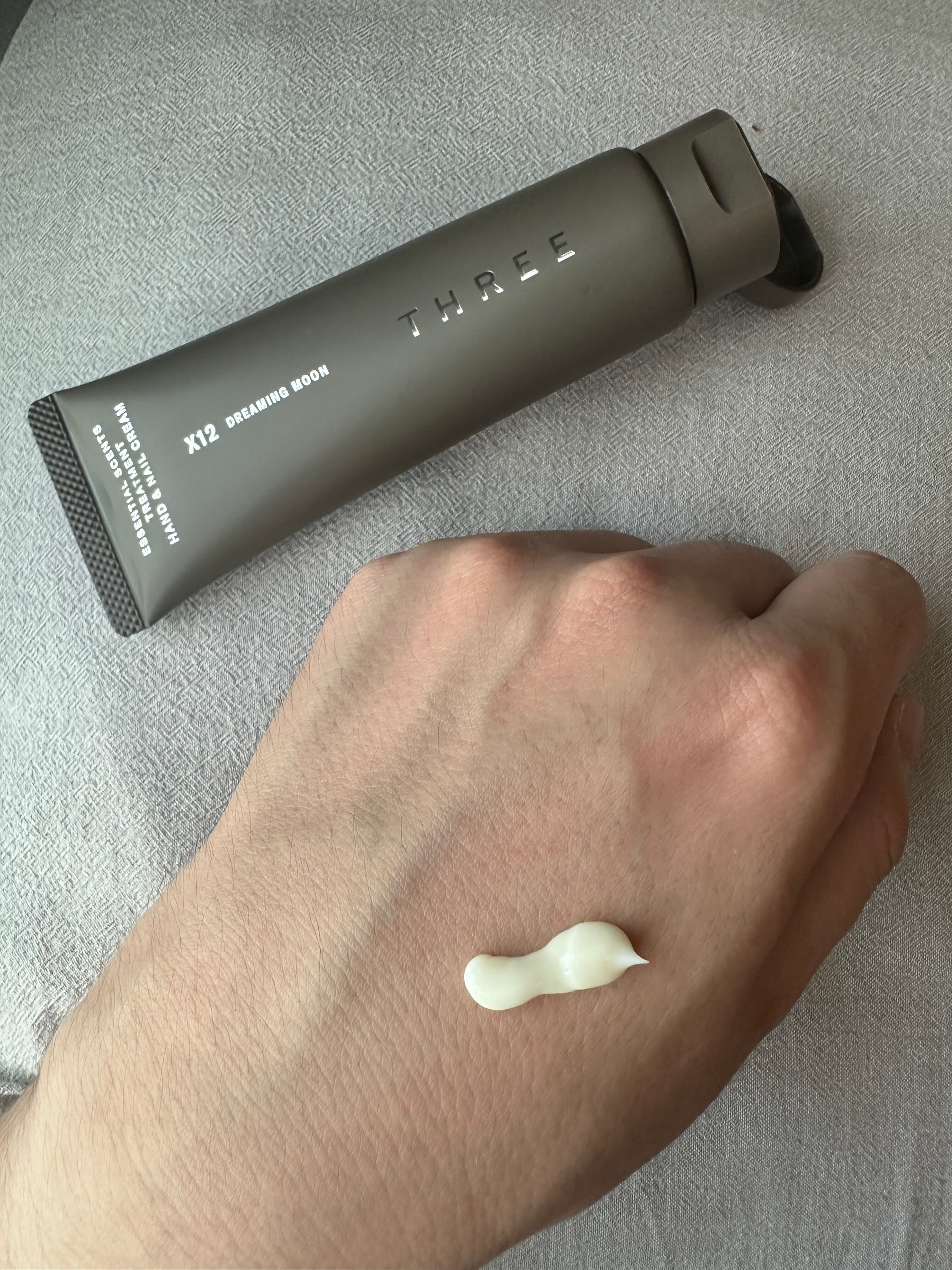 THREE　エッセンシャルセンツ　トリートメント ハンド＆ネイル クリーム　テクスチャー