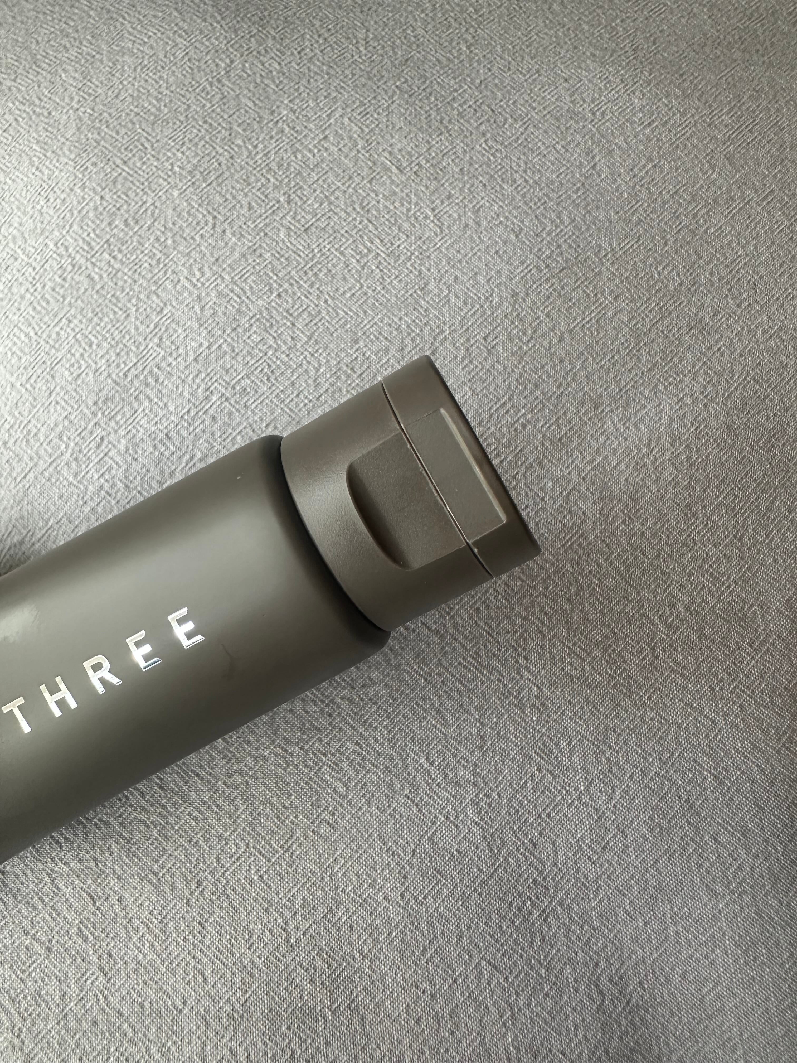 THREE　エッセンシャルセンツ　トリートメント ハンド＆ネイル クリーム　フタ閉じ