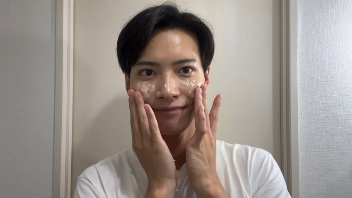 ②美容液を塗る。顔に塗る
