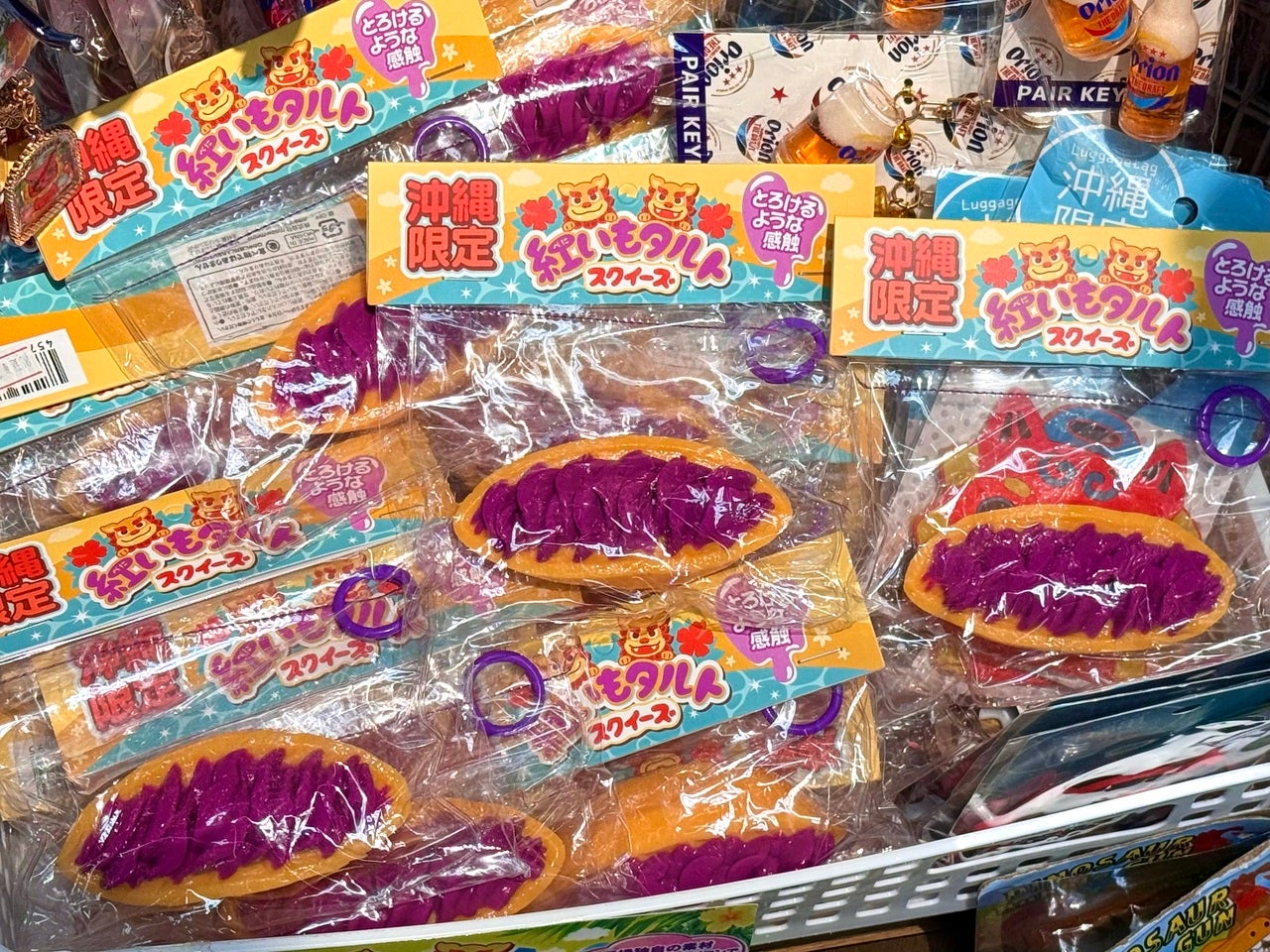 那覇空港で買える【沖縄限定】「紅いもタルト スクイーズ」陳列の様子